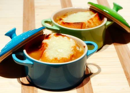 Recipe for onion soup with cheese and thyme