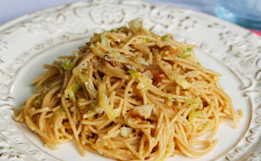 carbonara pasta with meat and leeks