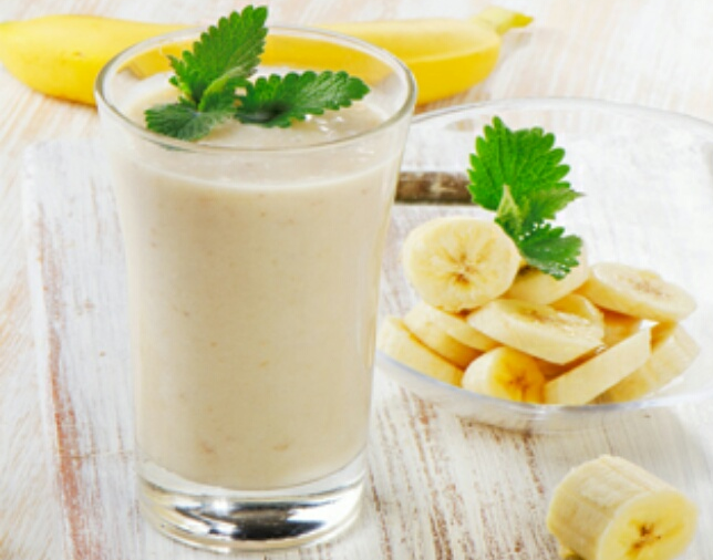 Banana smoothie with almond kernels and cinnamon