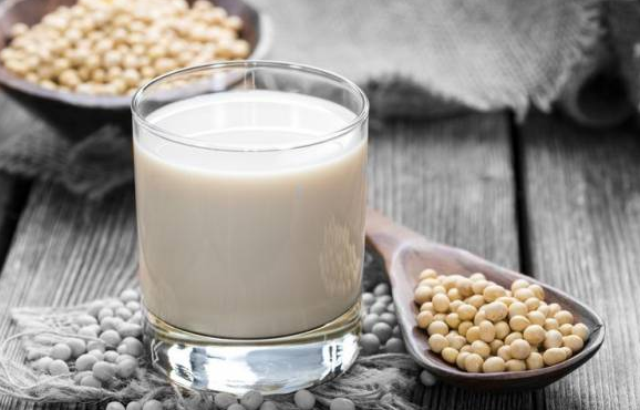 Ingredients for making soy milk at home