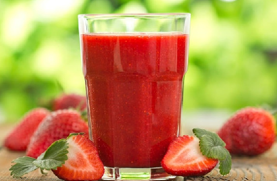 strawberry drink with lemon juice and vanilla