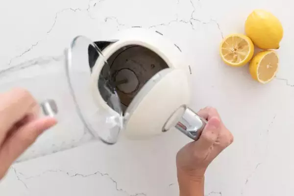 Remove the kettle sediment with lemon juice