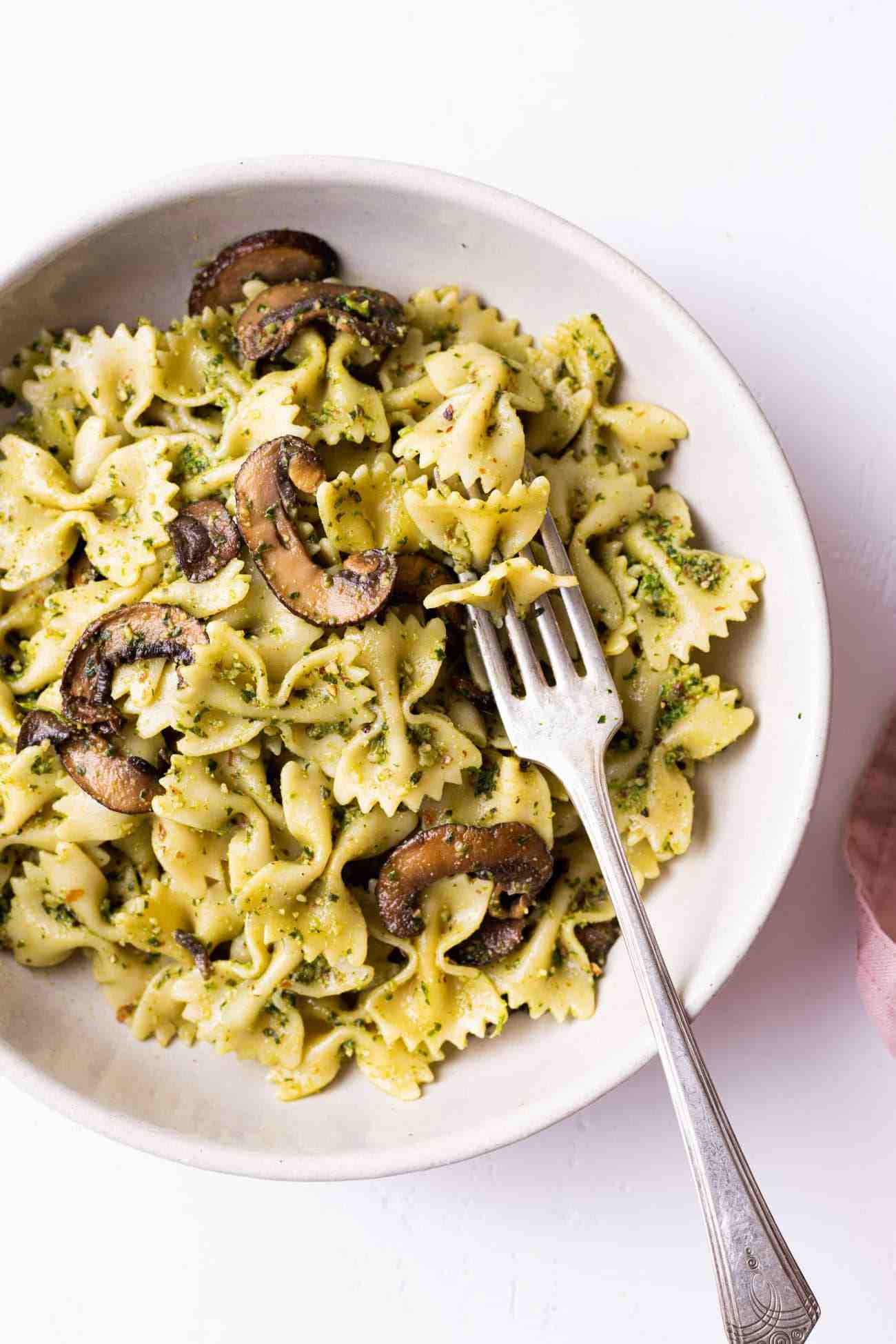 How to prepare pesto pasta with mushrooms