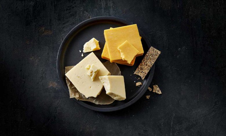 The difference between gouda and cheddar cheese in taste, production method and their nutrients