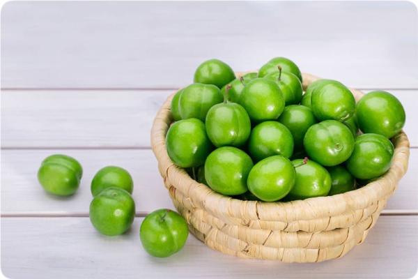Green tomatoes as seasonal fruits