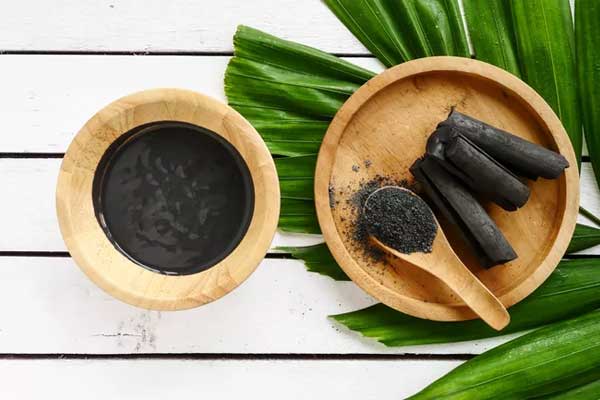 How to prepare homemade eyeliner with fresh herbal ingredients?